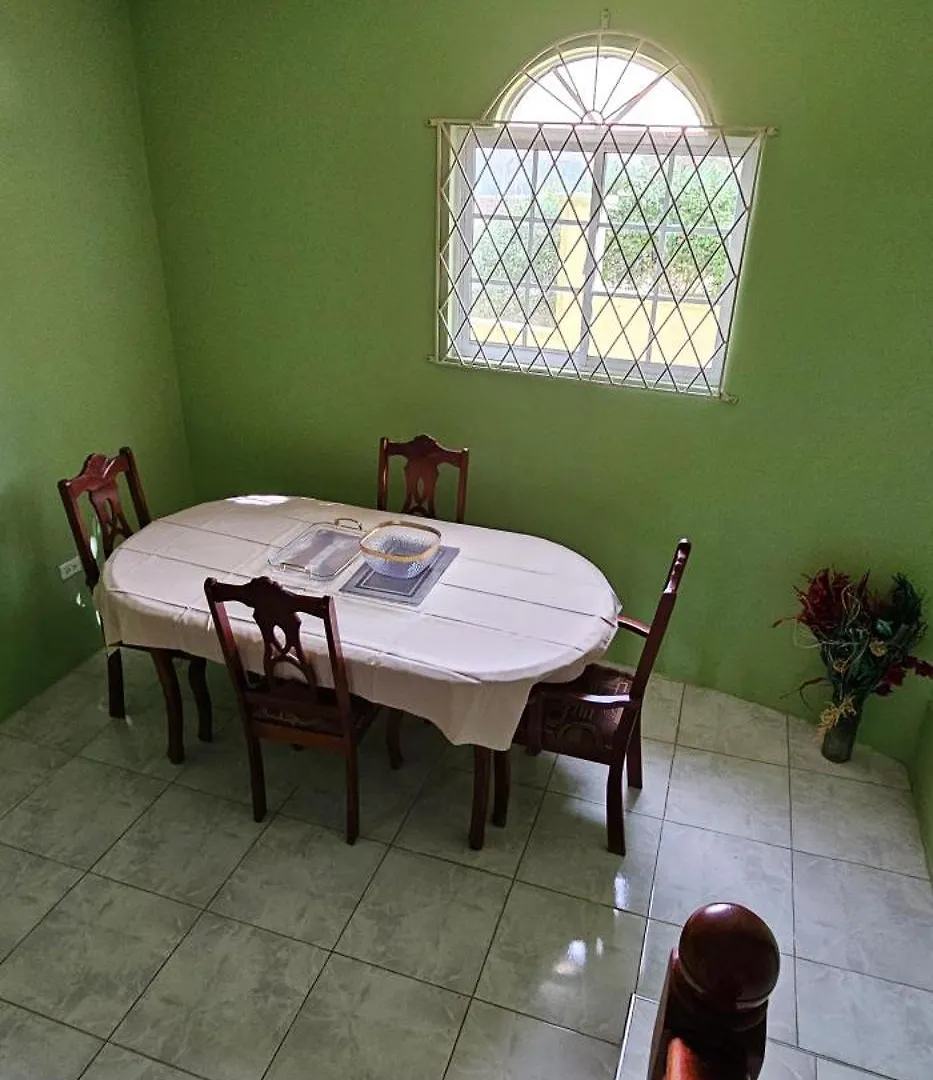 Pensión Serenity Corner Mandeville Jamaica